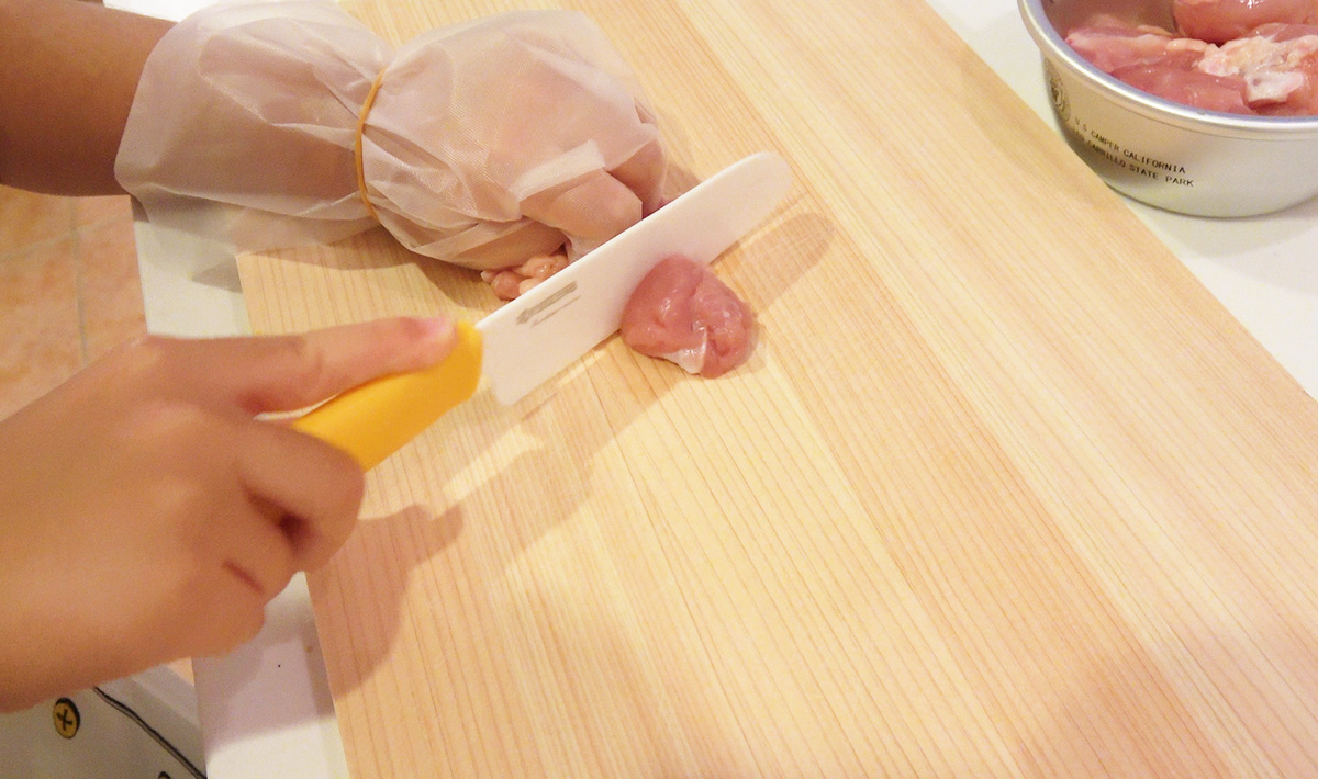 鶏肉を一口大にカットする