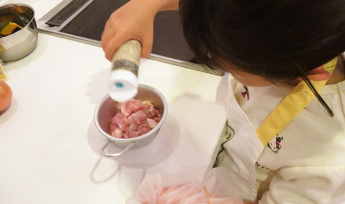 鶏肉に塩をもみ込む