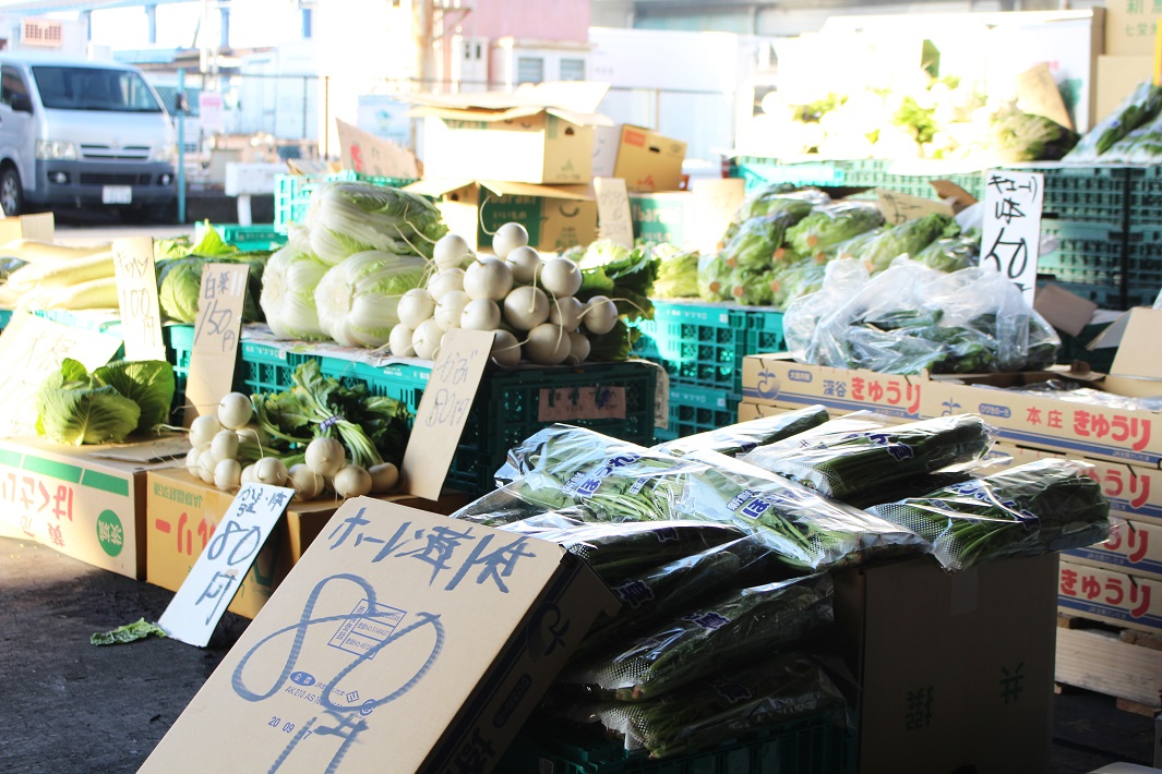 成田市場は水産物だけでなく野菜や果物もお買い物できます