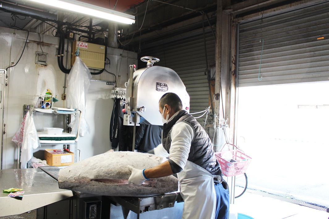 成田市場の水産棟で見つけた「新場鮪　正斗水産」のマグロ