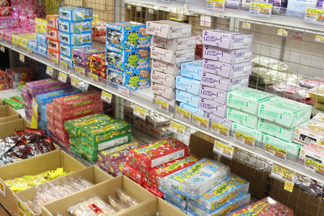 駄菓子の箱買いは成田市場がおすすめ