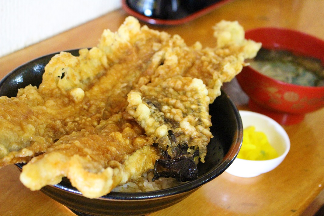成田市場で食べたランチは食堂かねまつの特上穴子天丼