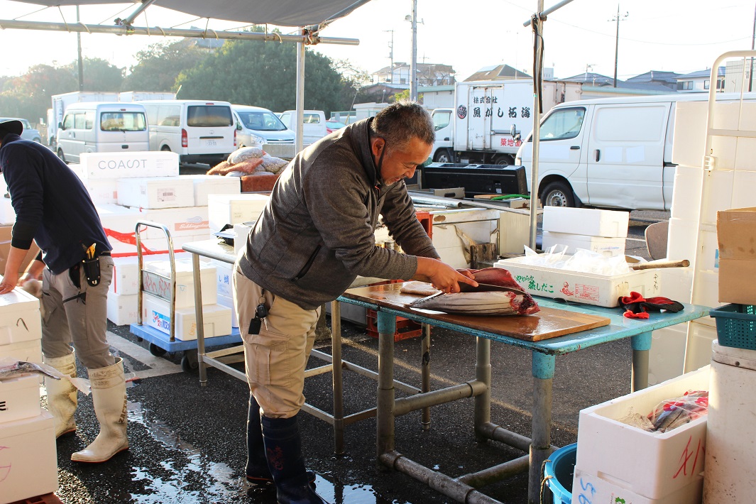 平日朝7時、成田市場の水産棟で魚をさばいていました
