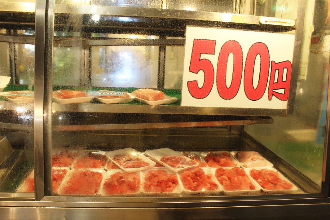 成田市場の水産棟で見つけた「（株）はしもとや」のマグロの小売りパック500円～