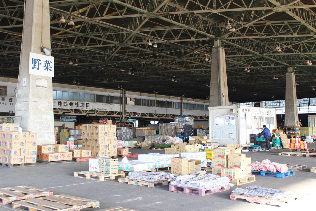成田市場の青果棟では野菜や果物などが購入できます