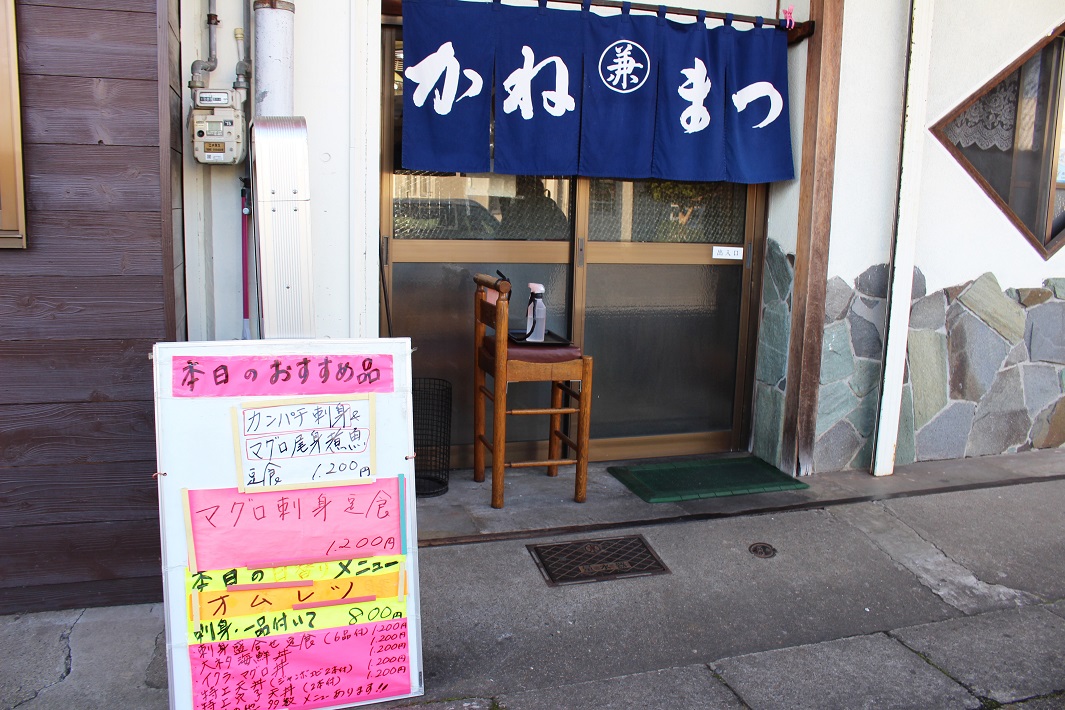 成田市場の海鮮丼ランチはかねまつがおすすめ