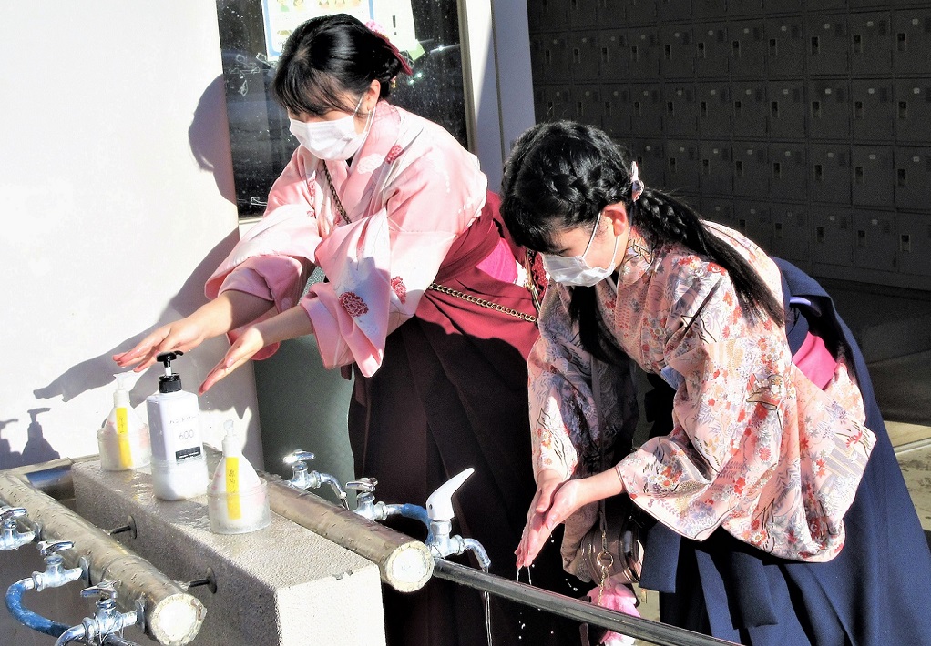 佐倉東高校着物登校日-昇降口前で手洗いしてから校内へ