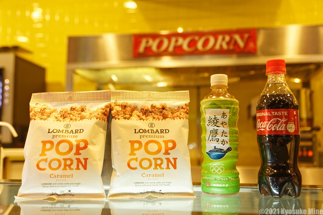 料金は車1台で3,000円前後(上映作品によって異なり ます)。ポップコーン2個とペットボトル飲料2本付き!