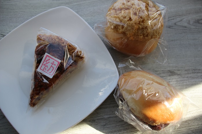 木更津市の天然酵母ぱん紡の豆乳キャラメルタルト(380円)、メロンぱん(280円)、あんバタこっぺ