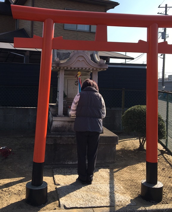 千葉市中央区蘇我にある、甘酒どんどんの再建された鳥居と祠で参拝