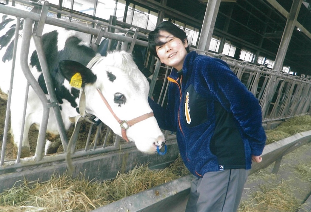 四街道市鹿放ケ丘在住の西岡美千代さんと牛