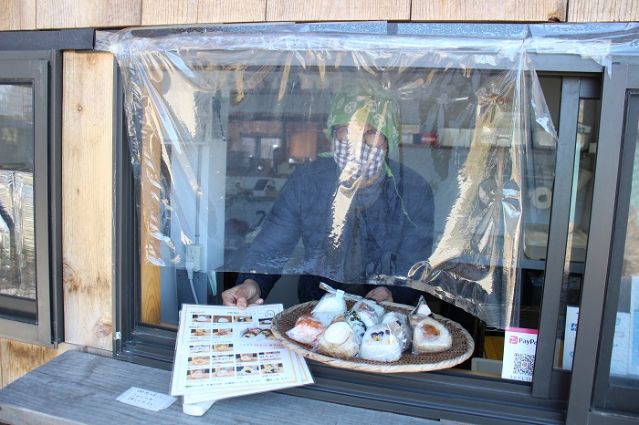 木更津市のおむすび専門店1分おむすびの商品受け取り風景