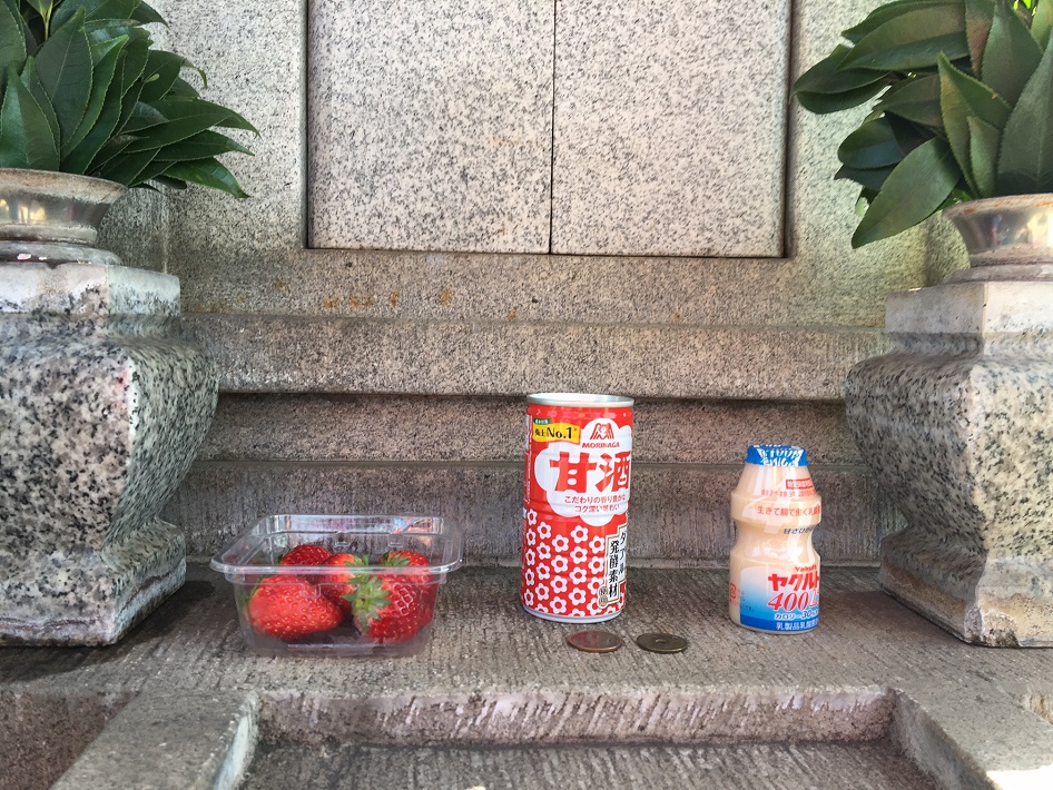 千葉市中央区蘇我にある、甘酒どんどんという小さな祠のお供え物