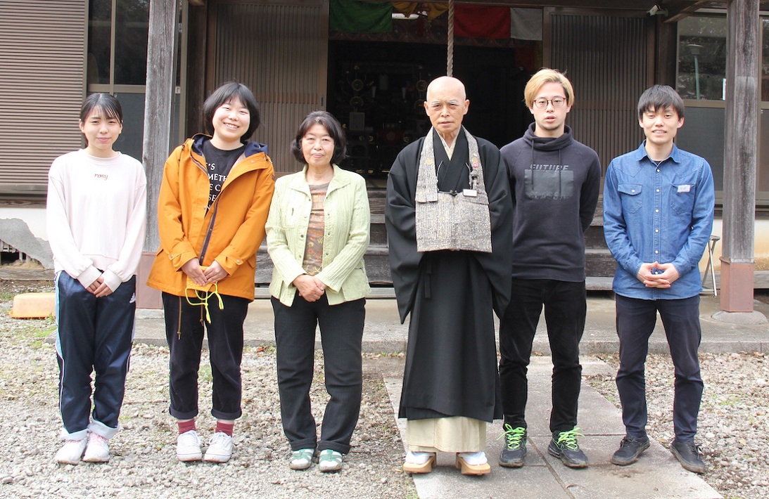 いちミラ活動で集まった、光福禅寺住職の狩野興道さんとおてつたびの仲間たち