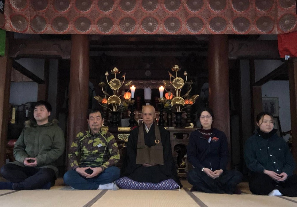 いちミラの一環として行われる光福禅寺の座禅体験