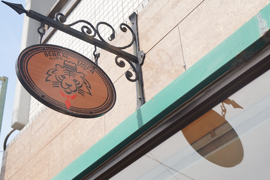 店名はシェフと同郷のトラが由来。後ろ姿もかわいい看板は麻沙子さんのお姉さんのデザイン。
