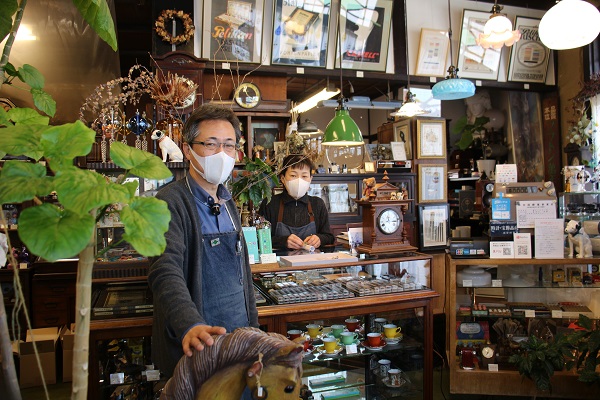 光で回転する不思議なオブジェ・リヒトミューレの専門店の長谷川さん夫妻