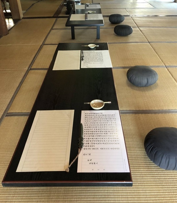 いちミラの一環として行われる光福禅寺の写経体験