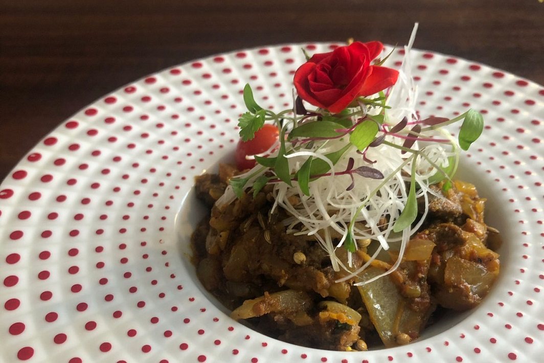 「ベンガルタイガー」の華やかカレーカレー好きへのイチオシは野菜たっぷり辛口のカダイマトンカレー1,260円。