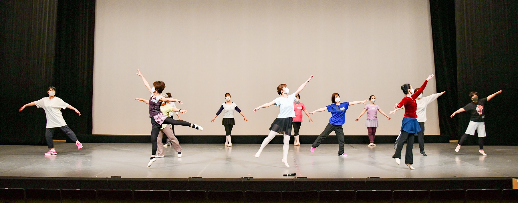 D-partyの体験型講座でジャズ、タップ、バ レエの中から好きなジ ャンルのダンスをレッスン
