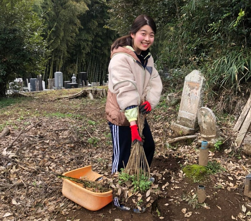 いちミラの一環として光福禅寺の庭の清掃を行う、おてつたびの仲間