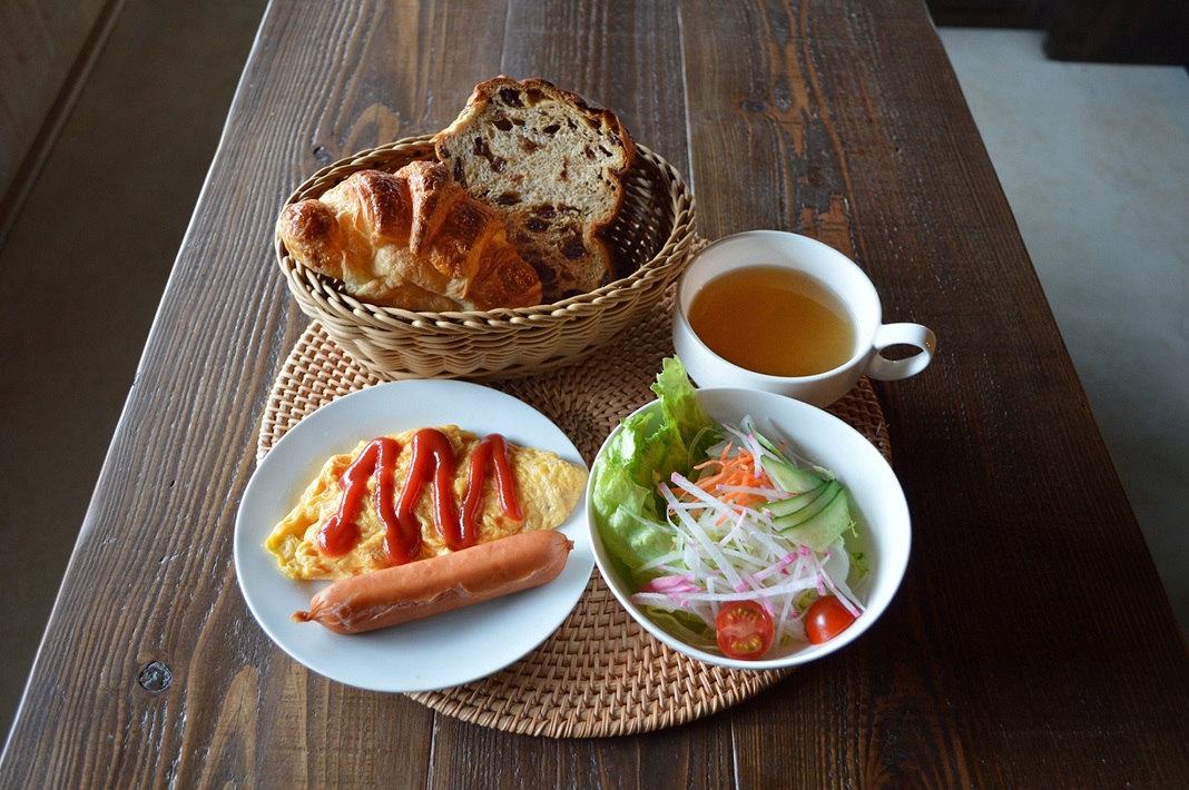 大三川邸の朝食デリバリー「地元人気パンの洋定食」