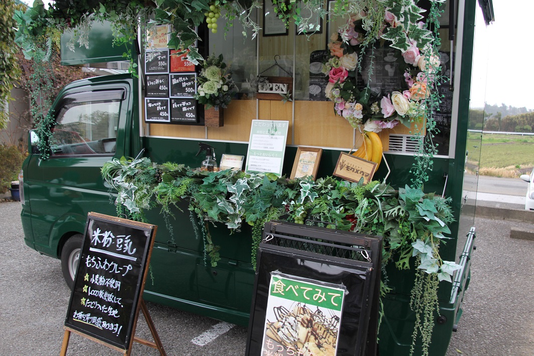 千葉県柏市を中心にクレープを販売するモクメウマのグリーンの車体とフラワーが装飾されたキッチンカー