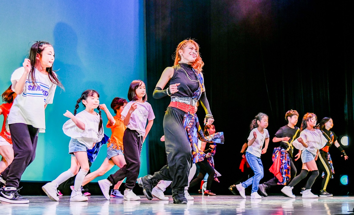 D-partyの体験型講座を受け、リズミカルなジャズダンスを披露