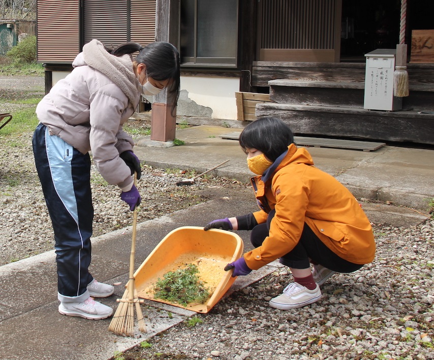 いちミラの一環として光福禅寺敷地内の草刈りに励む、おてつたびの学生たち