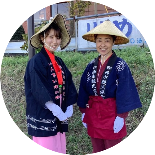 印西市のぶらり川めぐりで、女性初の案内人、船頭の佐藤知佳さんと案内人の塩津博子さんがデビュー
