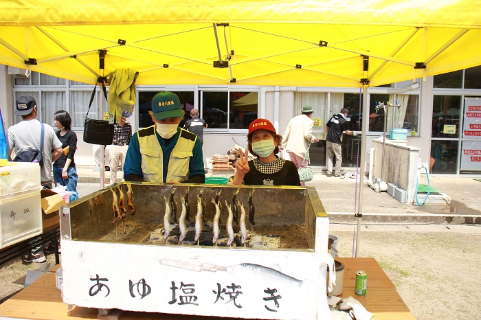 養老川漁業協同組合さんは老川の鮎の塩焼きを出張販売