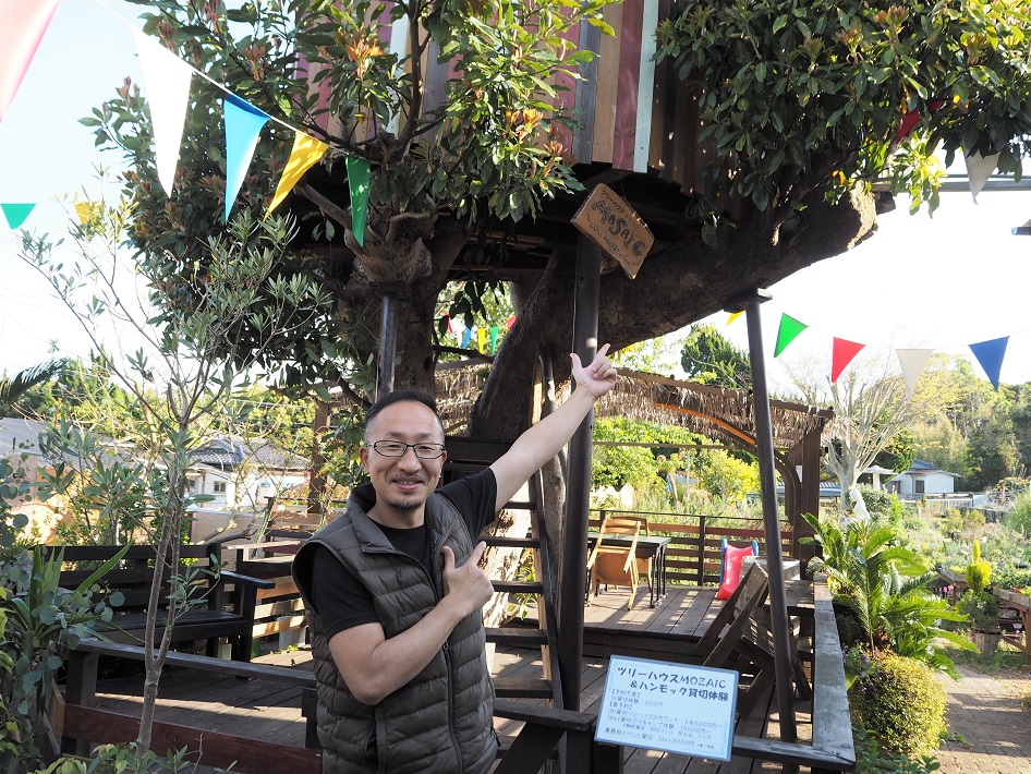 浜鈴総芸の代表取締役・鈴木浩之さんとツリーハウス