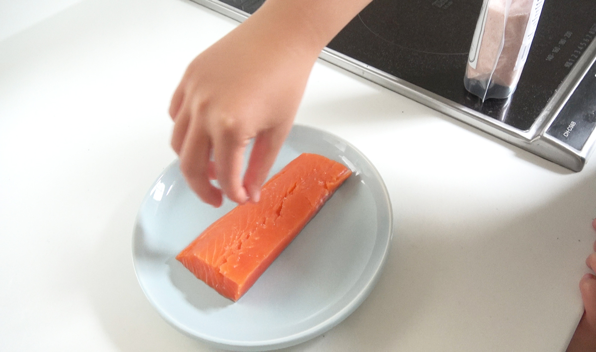 生サケに塩ふる