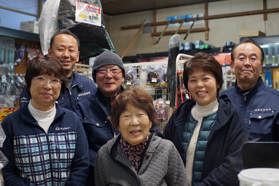 壽屋金物店の皆さんの笑顔