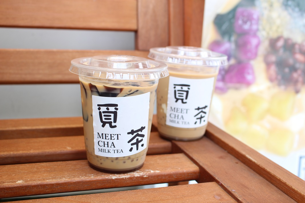 MEETCHA覓茶の台湾スイーツ「芋園」パールタピオカ入りミルクティー480円（左は仙草ゼリー、右は豆花、各+108円）