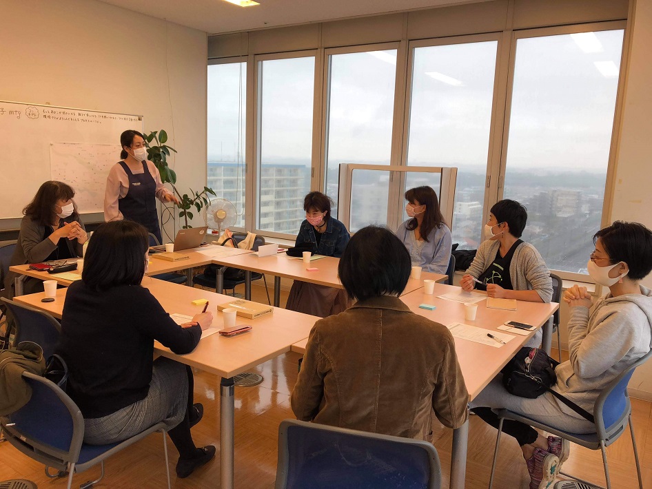 編集会議では活発に意見交換