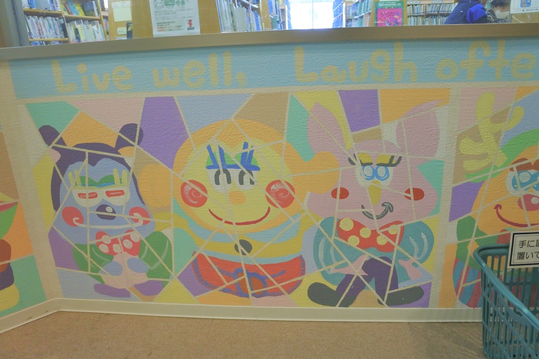 成東図書館の壁画（一部）。面ごとに作品が切り替わる