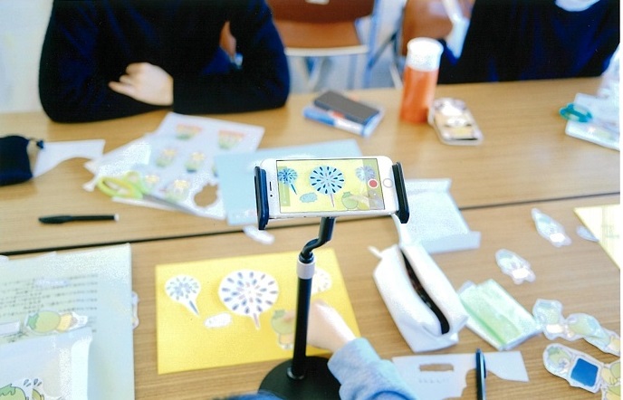スマホ越しに独創的な世界が広がる