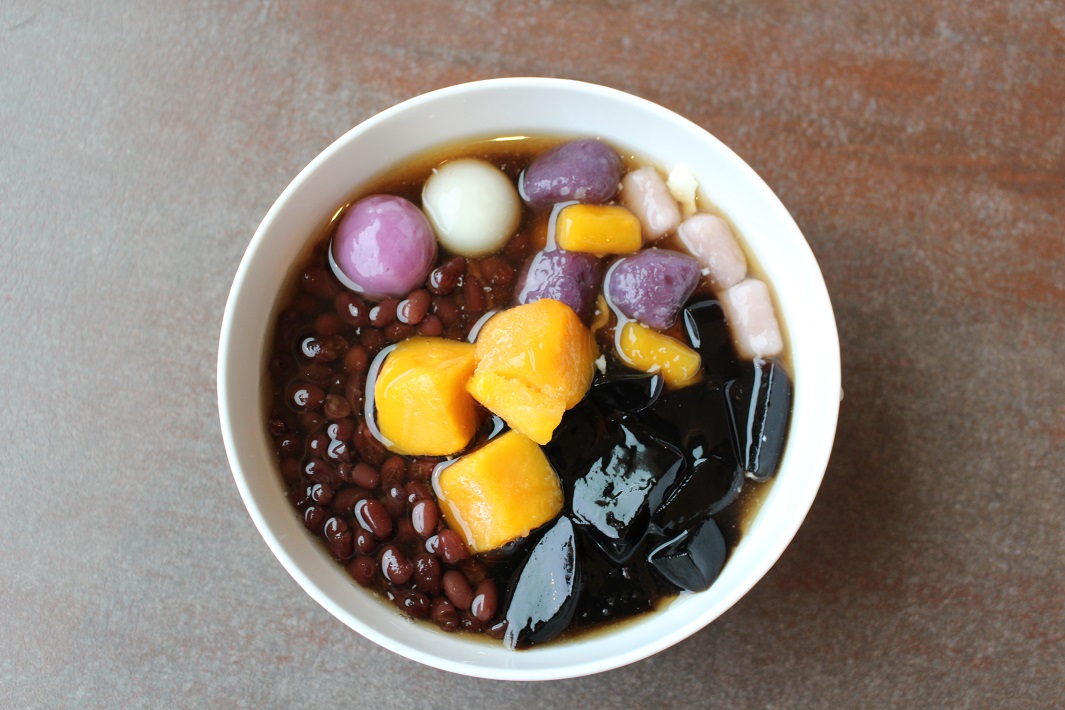 台湾スイーツカフェ 月花の豆花トッピング全のせ（小）1,380円　※全のせにはこちらにピーナツも入ります（取材時は定休日のため品切れ）