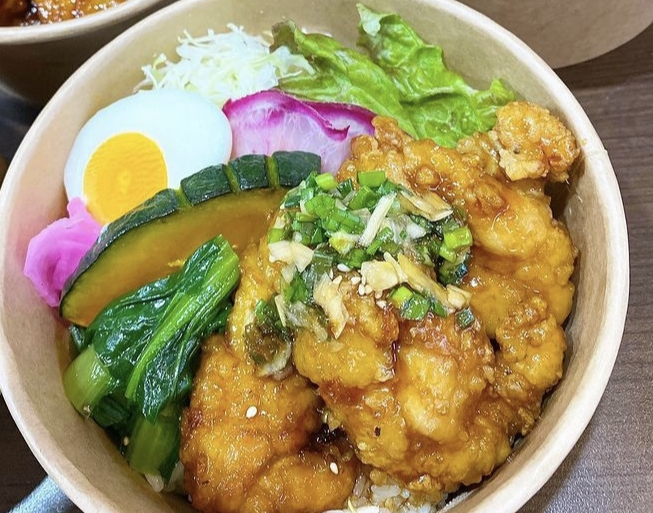 揚げ物と野菜の丼ぶり 