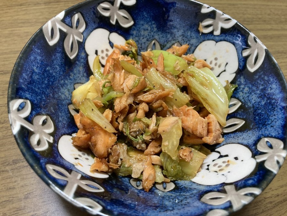 残り物の焼き鮭とキャベツのオイスター炒め 