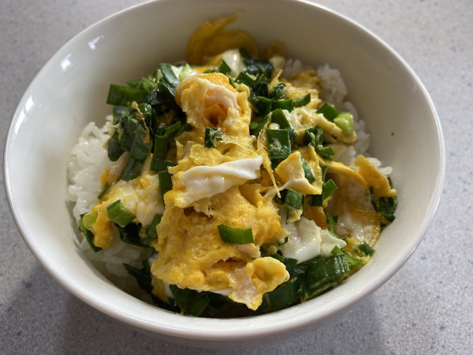 超簡単でおいしい！　ニラ玉丼 