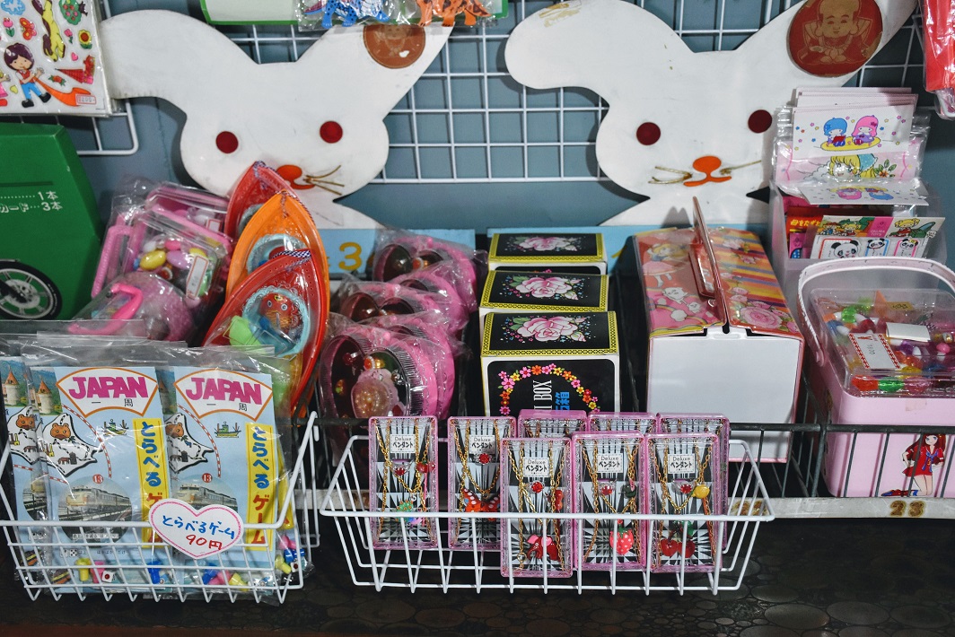 【佐倉市】駄菓子屋「鳩♡頭巾」。志津駅前の不思議なガレージへ