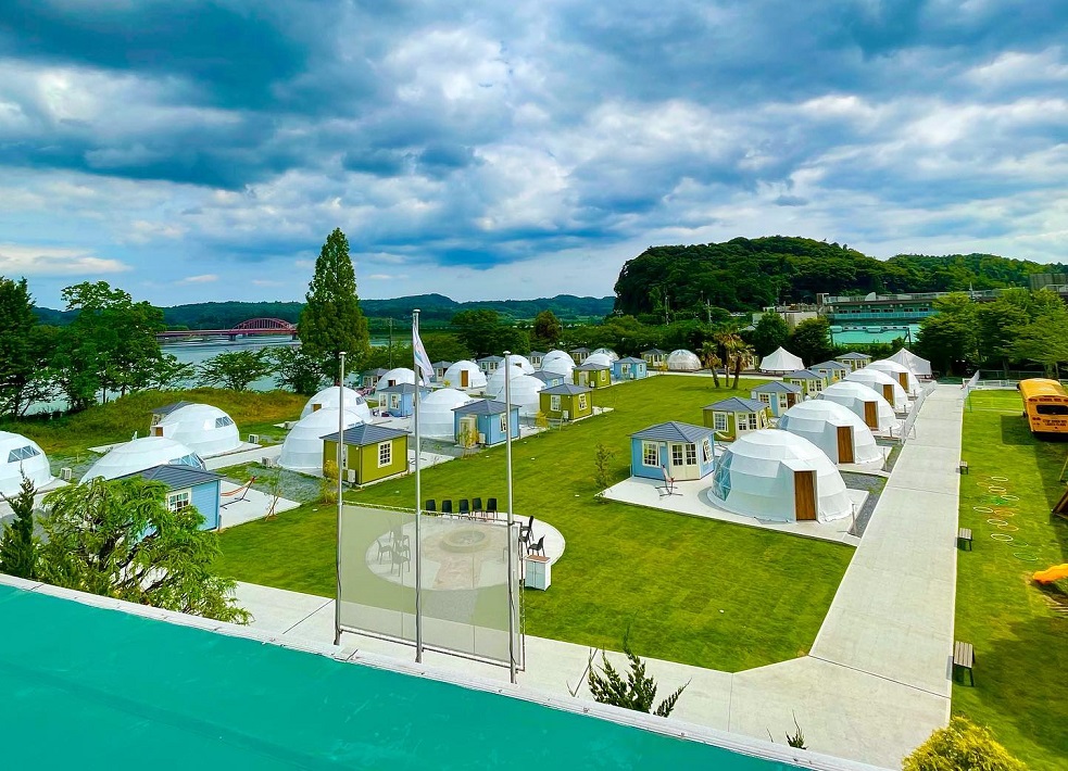 市原市の高滝湖湖畔のグランピングリゾートへ