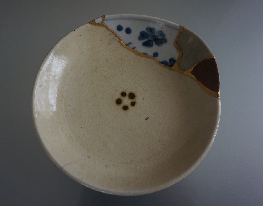 金繕い工芸作家の白鳥由加利さんが、呼び継ぎという技法で修復した器