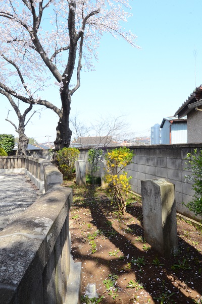 妙正寺の駐車場脇に移された七経塚七つの塚