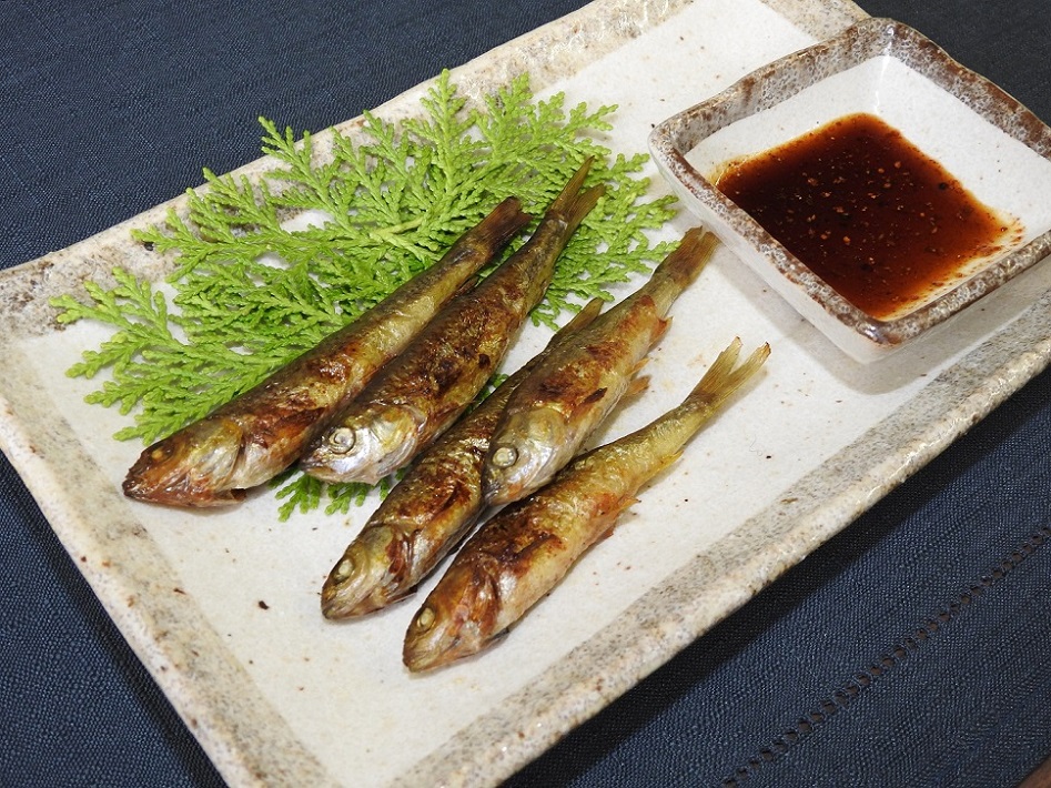 塩焼き、から揚げ、甘露煮などが人気で、頭から食べられる、コイ科の中でも特においしいホンモロコ