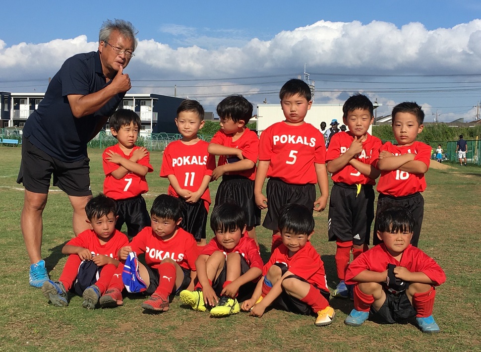 試合前で緊張した様子のジュニアサッカーチーム「ポカルスFC」の選手たち