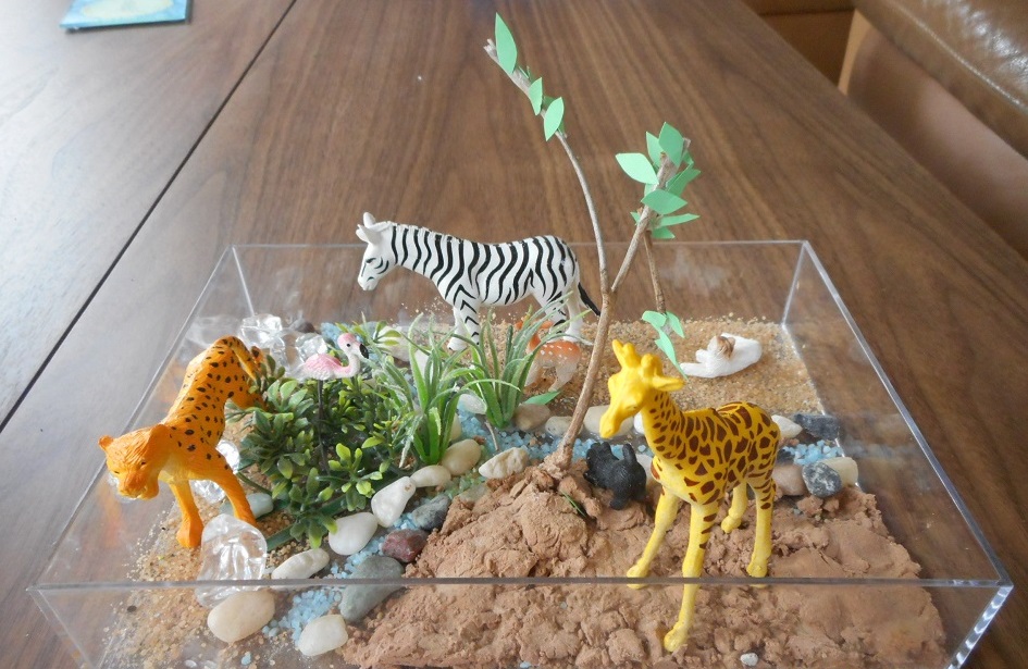 粘土や砂で草原や池を作り「サファリパーク」を再現