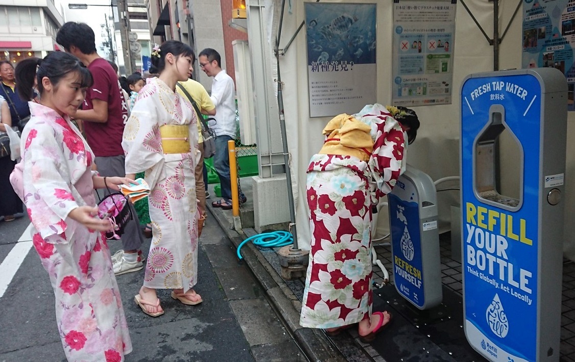 京都祇園祭で、リフィルジャパンの給水機で給水する様子